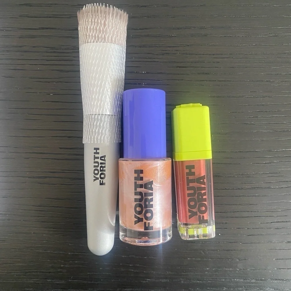 YouthForia Bundle Oval Brush + Lip Gloss Play with Fire + Skin Enhancer Radiant